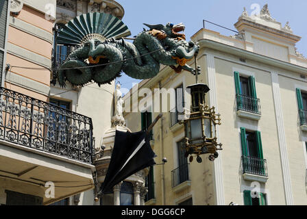 Drachen Skulptur am Casa Bruno Quadros, La Rambla, Barcelona, Katalonien, Spanien Stockfoto
