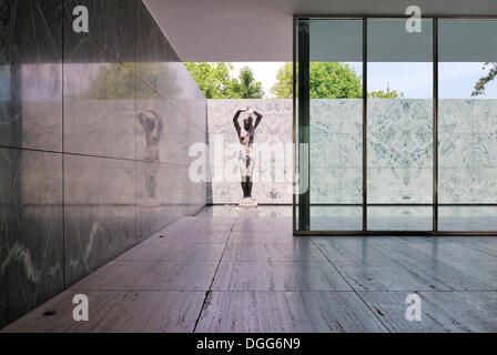 Skulptur in einem Wasserbecken, Barcelona-Pavillon, rekonstruiert von deutschen Pavillon für die Weltausstellung 1929 Barcelona, Stockfoto