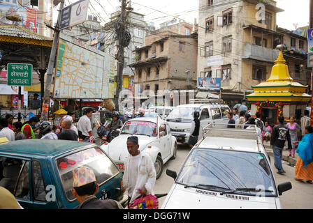 Straßenszene, dichten Verkehr, Fußgänger und Autos, Kreuzung in Thamel Bezirks, Kathmandu, Nepal, Asien Stockfoto