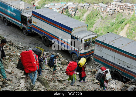 Gepäckträger mit Gepäck von Touristen, Grenze Stadt Nyalam - Zhangmu auf Friendship Highway Tibet - Nepal, Himalaya, Tibet Stockfoto