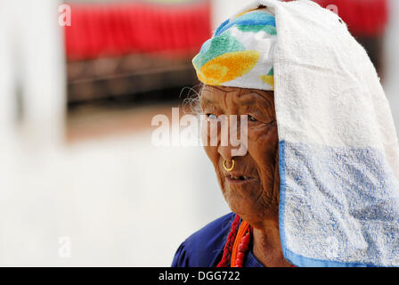 Alte Frau zu Fuß rund um den Stupa von Boudhanath, Kathmandu, Nepal, Asien Stockfoto