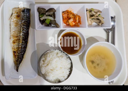 Einfaches Menü typische Self-Service (gegrillter Fisch, Schüssel mit Reis und Suppe mit einer Auswahl an Gemüse Beilagen) auf Tablett, Korea Stockfoto