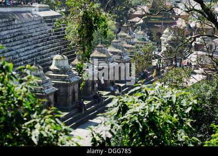 Tempelanlage in Pashupatinath am Heiligen Bagmati-Fluss, Pandra Shivalaya Komplex, Kathmandu, Nepal, Asien Stockfoto