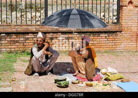 Männer sitzen unter einem Dach, Kathmandu, Nepal, Asien Stockfoto