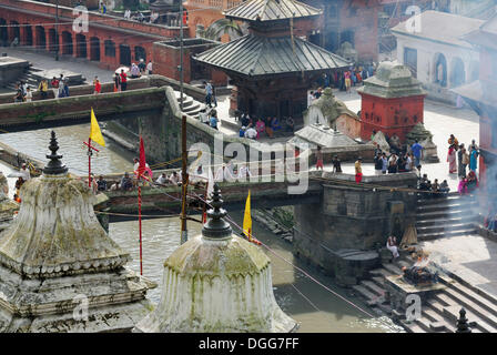 Feuerbestattung Boden, Tempel von Pashupatinath am Heiligen Bagmati-Fluss, Kathmandu, Nepal, Asien Stockfoto