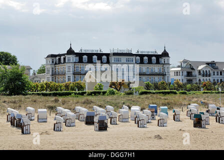 Blick vom Pier zum Strand und Hotel Ahlbecker Hof, Seebad Ahlbeck, Kaiserbad, Insel Usedom, Ostsee Stockfoto