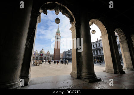 Markusplatz, ist San Marco, Campanile und den Procuratie, Venedig, Venezia, Veneto, Italien, Europa Stockfoto