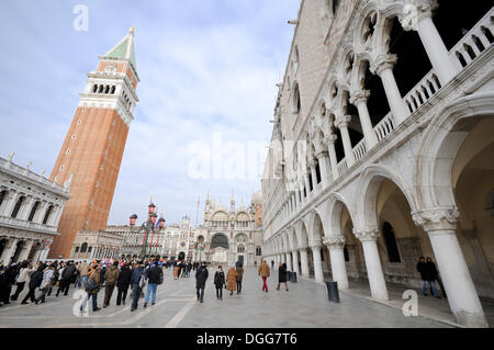 St.-Markus Platz, St.-Markus Basilika, St. Markus Campanile, Palazzo Ducale oder Dogenpalast Palast, Piazzetta San Marco, Venedig Stockfoto