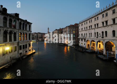 Blick von der Rialto-Brücke über den Canale Grande, Canal Grande, gegenüber der Kirche Santi Apostoli, Palazzo dei Camerlenghi Stockfoto