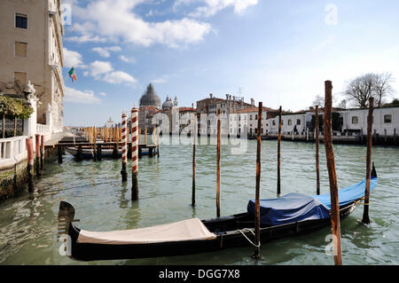 Gondel, Canale Grande, Santa Maria della Salute, Palazzo Vernier dai Leoni Palast, Venedig, Veneto, Italien, Europa Stockfoto