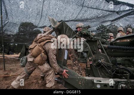 US-Marines aus Indien Batterie 3/10, 1. Bataillon, 10. Marine Regiment, 2. Marine-Division von Camp Lejeune, North Carolina, die Rückstoß Pik M777A2 155mm leichte Haubitze in der Nähe von Holland Drop-Zone am Fort Bragg, N.C., 19. Oktober 2013 eingerichtet. Das 10. Regiment ist in Fort Bragg für "Rolling Thunder" alle zwei Jahre stattfindende Schulungen. Die Ausbildung vermittelt die Marines die Möglichkeit ihre Fähigkeiten zu verbessern, so dass sie möglicherweise effektiver in Kampfhandlungen. (Timothy L. Hale/ZUMA Presse) Stockfoto