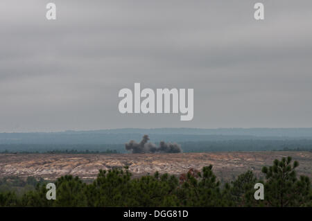 Fort Bragg, North Carolina, USA. 19. Oktober 2013. Artillerie-runden explodieren im Bereich McPherson Auswirkungen auf Fort Bragg, N.C., 19. Oktober 2013. US-Marines aus Indien Batterie 3/10, 1. Bataillon, 10. Marine Regiment, 2. Marine-Division von Camp Lejeune, North Carolina sind in Fort Bragg für "Rolling Thunder" alle zwei Jahre stattfindende Schulungen. Die Ausbildung vermittelt die Marines die Möglichkeit ihre Fähigkeiten zu verbessern, so dass sie möglicherweise effektiver in Kampfhandlungen. Bildnachweis: Timothy L. Hale/ZUMAPRESS.com/Alamy Live-Nachrichten Stockfoto