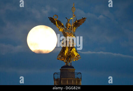 Berlin, Deutschland. 18. Oktober 2013. Der Mond scheint nach rechts neben der Statue von Victoria auf der Berliner Siegessäule in Berlin, Deutschland, 18. Oktober 2013. Foto: Rainer Jensen/Dpa/Alamy Live-Nachrichten Stockfoto