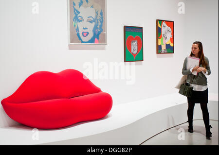 London, UK - 21. Oktober 2013: ein Besucher geht vorbei "La Bocca" von Studio 65 während der Pop Art Design-Ausstellung in der Barbican Gallery in London. Bildnachweis: Piero Cruciatti/Alamy Live-Nachrichten Stockfoto
