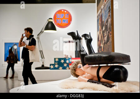 London, UK - 21. Oktober 2013: ein Besucher geht vorbei "Stuhl 1969" von Allen Jones während der Pop Art Design-Ausstellung in der Barbican Gallery in London. Bildnachweis: Piero Cruciatti/Alamy Live-Nachrichten Stockfoto
