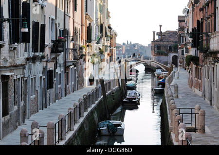 Brücke, Häuser entlang des Kanals Rio De La Fornace, Viertel Dorsoduro, Venedig, Venezia, Veneto, Italien, Europa Stockfoto