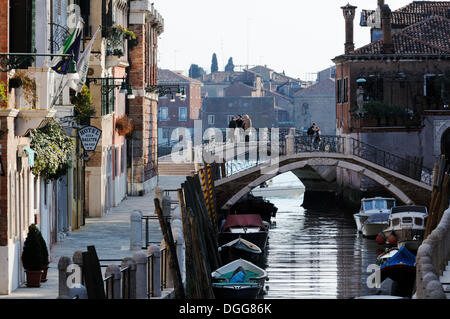 Brücke, Häuser entlang eines Kanals, Rio De La Fornace, Dorsoduro Viertel, Venedig, Venezia, Veneto, Italien, Europa Stockfoto