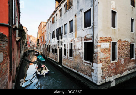 Brücke und Häuser am Kanal Rio De La Toletta, Dorsoduro Viertel, Venedig, UNESCO World Heritage Site, Veneto, Italien, Europa Stockfoto