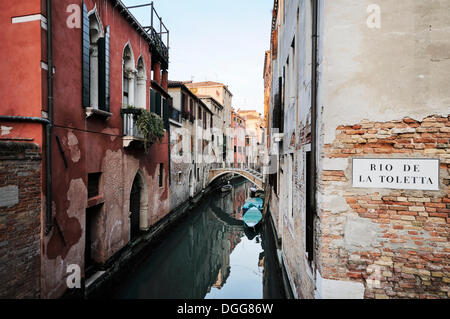 Brücke und Häuser am Kanal Rio De La Toletta, Dorsoduro Viertel, Venedig, UNESCO World Heritage Site, Veneto, Italien, Europa Stockfoto