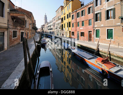 Boote an einem Kanal Rio San Barnaba, Dorsoduro, Venedig, Venezia, Veneto, Italien, Europa Stockfoto