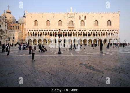 Markusdom, Basilica di San Marco, Dogenpalast Palast, Palazzo Ducale, Piazzetta San Marco, Markusplatz entfernt, Venedig Stockfoto