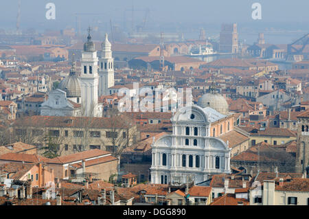 Blick auf das Viertel von Castello, die Kirche San Zaccaria und die Kirche von San Giorgio d. Greci vom Markusplatz aus gesehen Stockfoto