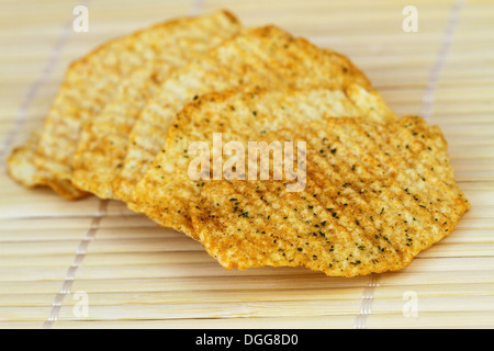 Gebackene Kartoffelchips mit mediterranen Kräutern Stockfoto