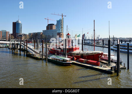 Der Hamburger Hafen mit Feuerschiff, HTC Hanseatic Trade Center, Kehrwiderspitze und Elbphilharmonie im Bau Stockfoto