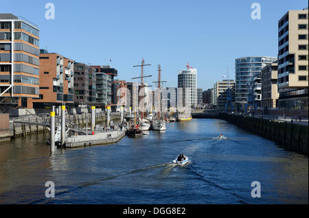 Historische Segelschiffe im Traditionsschiffhafen Hafen, modernen Wohn- und Bürogebäuden, Sandtorhafen Stockfoto