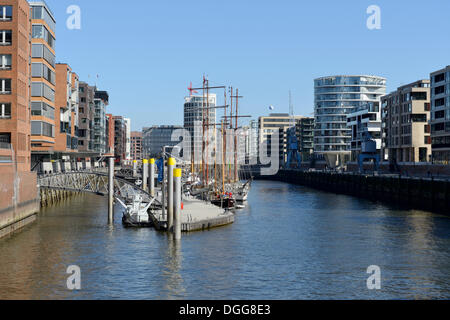 Historische Segelschiffe im Traditionsschiffhafen Hafen, modernen Wohn- und Bürogebäuden, Sandtorhafen Stockfoto