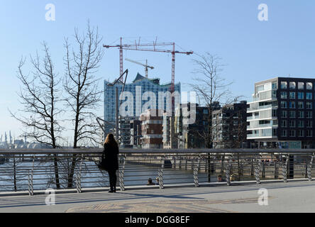 Marco-Polo-Terrassen Terrassen mit Blick auf die Elbphilharmonie im Bau, und moderne Wohn- und Büro Stockfoto