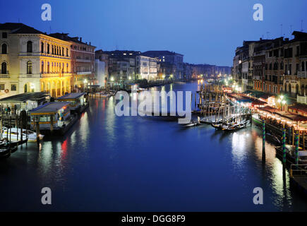 Boote, Gondeln auf dem Canal Grande, Canal Grande, von der Rialto-Brücke, Palazzo Dolfin Manin Palazzo Barbarigo, bei Nacht, Venedig Stockfoto