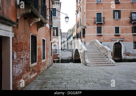 Gebäude und Brücke Ponte Ruga Vecchia, Campiello del Piovan, Santa Croce, Venedig, Venedig, Venetien, Italien Stockfoto