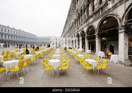 Stühle und Tische von einem Straßencafé in Markusplatz entfernt, Gebäude der Procuratie, San Marco Viertel, Venedig, Venezia, Veneto Stockfoto