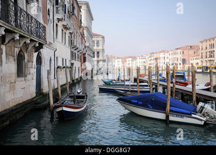 Steg, Boote auf dem Canal Grande, Canal Grande, Blick Richtung Palazzo Ca' Pesaro und Palazzo Gussoni-Grimani, Venedig, Venezia Stockfoto