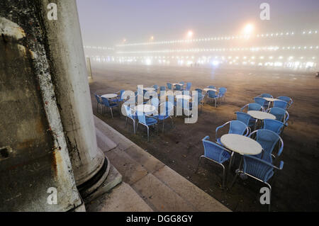 Gebäude der Procuratie im Nebel, Markusplatz, Venedig, Venezia, Veneto, Italien, Europa Stockfoto