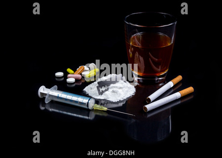 Sammlung von verschiedenen harten Drougs Heroin, Pillen, Tabak und Alkohol Stockfoto