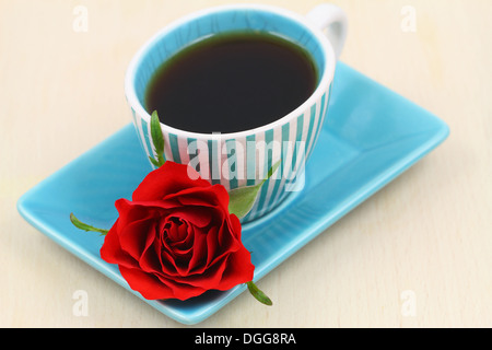 Rote Rose und schwarz in Vintage Tasse Kaffee Stockfoto