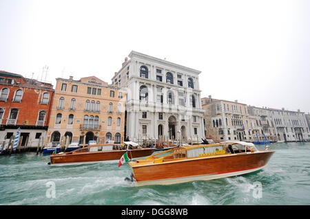 Motorboot auf dem Canal Grande, Canal Grande, der Palazzo Grimani di San Luca und der Palazzo Corner Contarini dei Cavalli Stockfoto