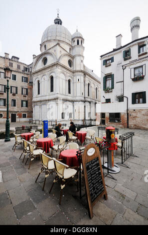 Bar-Miracoli auf dem Platz Campo dei Miracoli, Kirche Santa Maria dei Miracoli, Cannaregio, Venedig, Venezia, Veneto, Italien Stockfoto