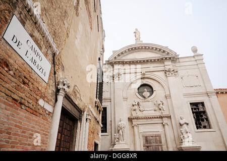 Scuola Vecchia De La Misericordia und Santa Maria della Misericordia Kirche, Campo de l'Abazia, Cannaregio, Venedig, Venezia Stockfoto