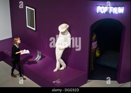 London, UK - 21. Oktober 2013: ein Besucher schaut hinauf zum "Cowboy, 1964" von Jann Haworth während der Pop Art Design-Ausstellung in der Barbican Gallery in London. Bildnachweis: Piero Cruciatti/Alamy Live-Nachrichten Stockfoto