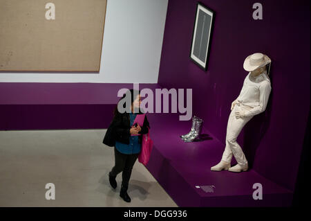 London, UK - 21. Oktober 2013: ein Besucher schaut hinauf zum "Cowboy, 1964" von Jann Haworth während der Pop Art Design-Ausstellung in der Barbican Gallery in London. Bildnachweis: Piero Cruciatti/Alamy Live-Nachrichten Stockfoto