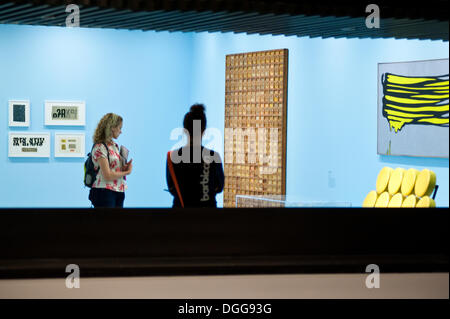 London, UK - 21. Oktober 2013: Besucher in der Pop Art Design-Ausstellung in der Barbican Gallery in London. Bildnachweis: Piero Cruciatti/Alamy Live-Nachrichten Stockfoto