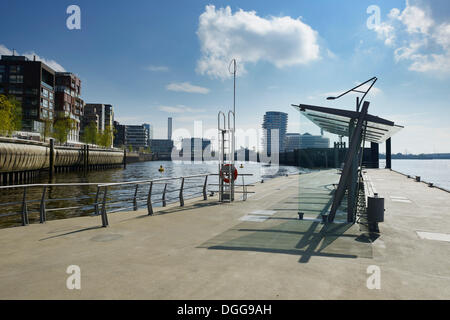 Blick von der Elbphilharmonie ferry Station auf Wohn- und Bürogebäude am Dalmannkai, Grasbrookhafen, HafenCity Stockfoto