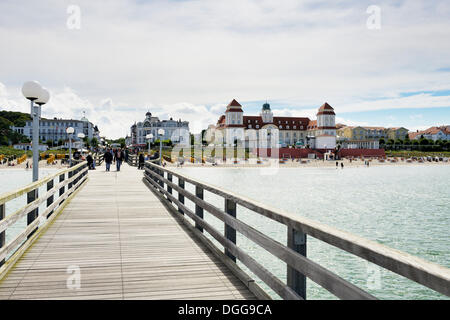 Blick vom Pier in Richtung Strand und das Kurhaus Kurgebäude, Binz, Mecklenburg-Western Pomerania, Deutschland Stockfoto