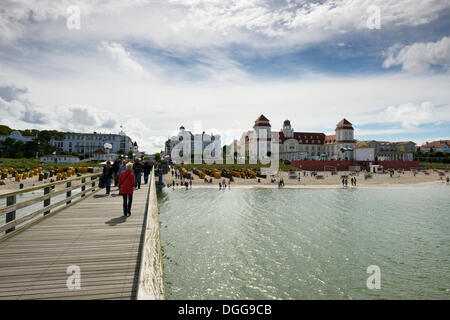 Blick vom Pier in Richtung Strand und das Kurhaus Kurgebäude, Binz, Mecklenburg-Western Pomerania, Deutschland Stockfoto