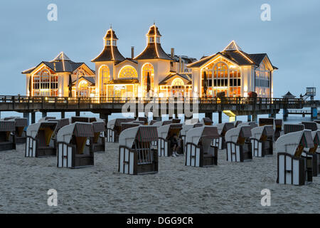 Beleuchteten Pier, Ostsee Resort Stadt von Sellin, Ostsee Seaside Resort Sellin, Rügen, Mecklenburg-Western Pomerania, Deutschland Stockfoto