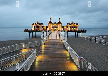 Beleuchteten Pier, Ostsee Resort Stadt von Sellin, Ostsee Seaside Resort Sellin, Rügen, Mecklenburg-Western Pomerania, Deutschland Stockfoto