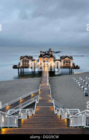 Beleuchteten Pier, Ostsee Resort Stadt von Sellin, Ostsee Seaside Resort Sellin, Rügen, Mecklenburg-Western Pomerania, Deutschland Stockfoto
